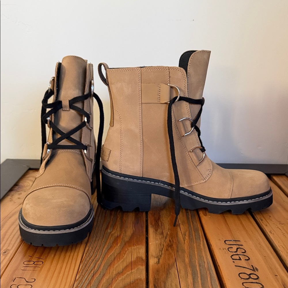 Women’s Sorel Tan Lace-Up Combat Boots with Black Laces